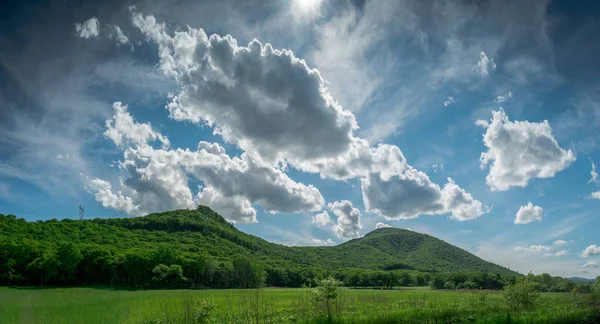 Nyári Táj Zöld Rétek Dombok Kék Felhők — Stock Fotó