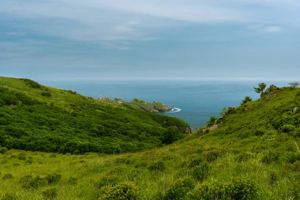 Panoramautsikt Över Havet Och Gröna Kullarpanoramautsikt Över Havet Och Gröna — Stockfoto