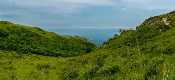 Panorama Pemandangan Laut Dan Bukit Bukit Hijau — Stok Foto