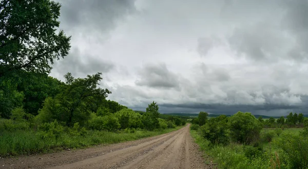 Paisagem Com Uma Ampla Estrada Florestal Céu Com Nuvens Tempestade — Fotografia de Stock