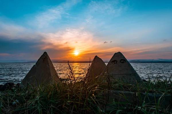 Zonsondergang Aan Zee Met Golfbrekers — Stockfoto