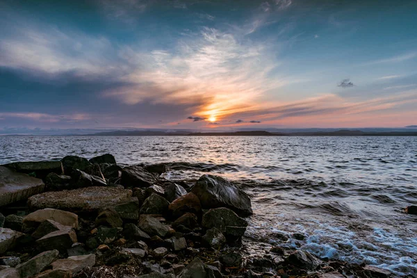 岩の多い海岸の夕日 — ストック写真