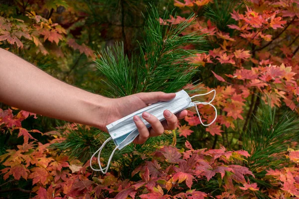 Uomo Con Una Maschera Medica Sullo Sfondo Della Foresta Autunnale — Foto Stock