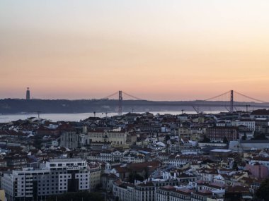 Kentin gün batımı. Almada şehir ve Lizbon, Portekiz günbatımı yakalamak bir manzara ateş.