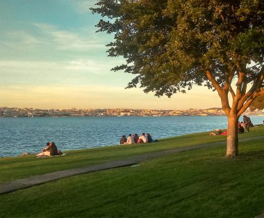 Almada, Portekiz spot 28 Temmuz 2018 yılında yakalanan Nehri yanındaki rahatlatıcı. Ne zaman o yakarışları günbatımı çiftler olmak geldi sakin ol için.