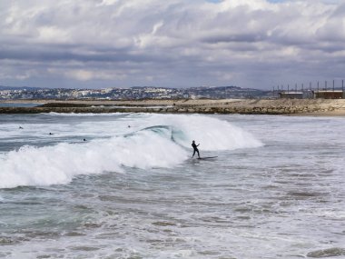 10/10/2018 Costa da Caparica, Portekiz üzerinde sabaha mükemmel dalga yakalamak sonra mutlu bir atttiude ile bir sörfçü olduğunu.