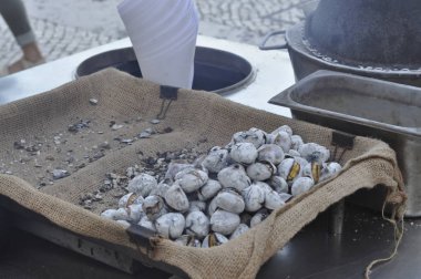 Sıcak kavrulmuş kestane mids Ekim 2018 Lizbon, Portekiz sokaklarında.