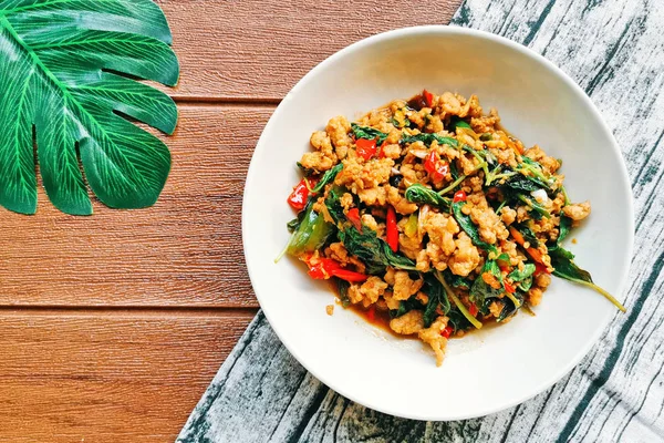 Revuelva Albahaca Tailandesa Frita Con Cerdo Picado Plato Cerámica Comida — Foto de Stock