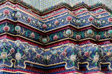 Bangkok, Tayland - Temmuz 2019: Wat Pho (Yatan Buda Tapınağı) veya Wat Phra Chetuphon, Zümrüt Buda Tapınağı'nın arkasında yer alır ve Bangkok'ta ilk kez ziyaret edilen herhangi bir ziyaretçi için mutlaka yapılmalıdır..