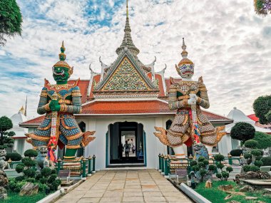Wat Arun Ratchawararam (Şafak Tapınağı) Bangkok Yai bölgesinde.
