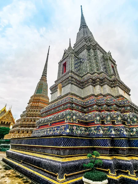 Wat pho (der Tempel des liegenden Buddha) liegt in Bangkok. — Stockfoto