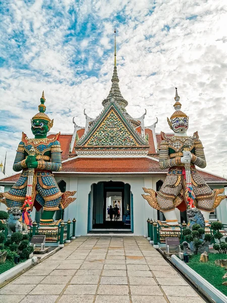 Wat Arun Ratchawararam (Şafak Tapınağı) Bangkok Yai bölgesinde.