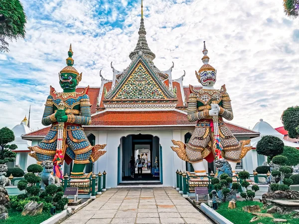 Wat Arun Ratchawararam (Şafak Tapınağı) Bangkok Yai bölgesinde.