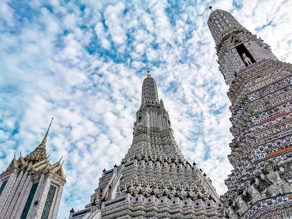 Wat Arun Ratchawararam (Templo del Amanecer) en el distrito Bangkok Yai de Bangkok . —  Fotos de Stock