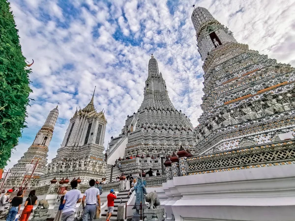 Wat Arun Ratchawararam (Templo da Aurora) em Bangkok Yai distrito de Bangkok . — Fotografia de Stock