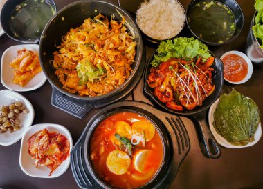 El ele tutuşun lezzetli çörekler Doğal kremalı maya yapın.