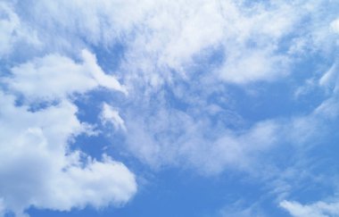 Güzel mavi gökyüzü bulutlu, bulutlu.