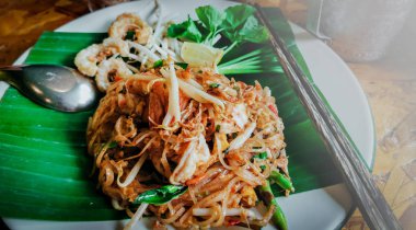Tayland usulü kızarmış erişte veya Pad-Thai, taze karides, yumurta, domuz eti, p