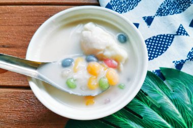 Hindistan cevizi sütü ve şeker tatlı yumurta ile Rainbow Tay Glutinous Pirinç Topları (Bua Loi Kai Wan), Tay tatlı en popüler.