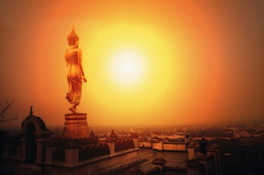 Wat Phra, Khao Noi 'nin Nan kasabası yakınlarındaki bir tepenin tepesinde, en iyi v