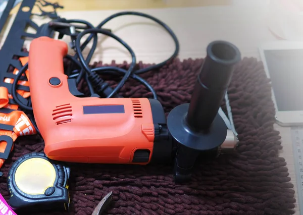 Duvar ya da havan topu, alet ve çekiç için elektrikli matkap. ev ve inşaatın inşaatı ve inşası.