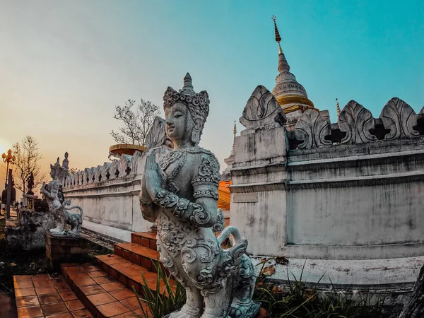 Wat Phra Que Khao Noi en la cima de una colina cerca de la ciudad de Nan, La mejor v — Foto de Stock