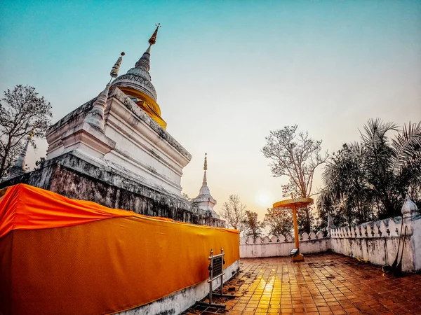 Wat Phra Que Khao Noi en la cima de una colina cerca de la ciudad de Nan, La mejor v — Foto de Stock