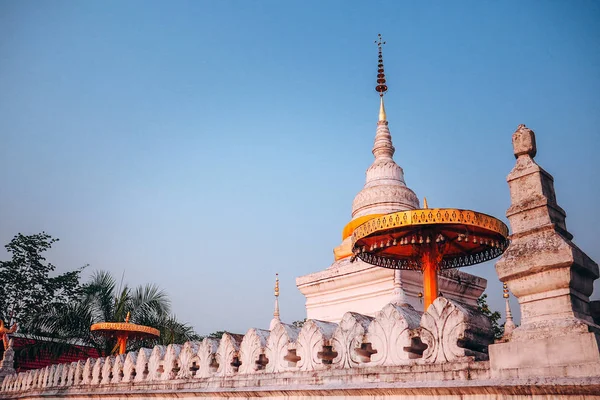 Wat Phra Que Khao Noi en la cima de una colina cerca de la ciudad de Nan, La mejor v — Foto de Stock