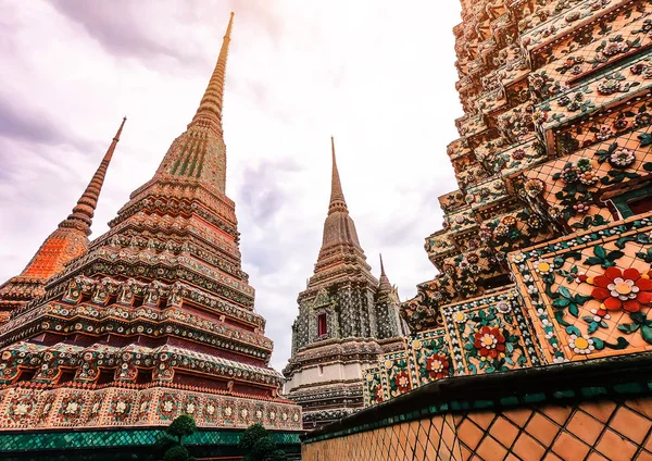 Pagode da Dinastia King Rama em Wat Pho ou Templo do Buda Reclinado é um dos templos mais atraentes de Bangkok, Bangkok, Tailândia — Fotografia de Stock