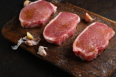 Ahşap masa, gıda closeup pişmemiş et