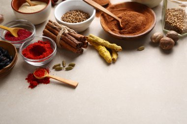 Beton üzerinde farklı baharat baharat