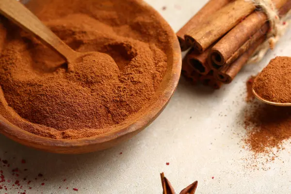 Ahşap kase, baharatlar tat tarçın