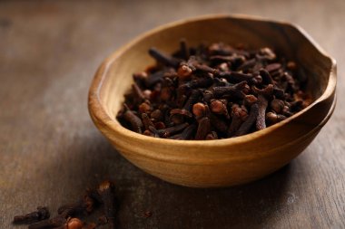 Ahşap kase, baharat tatlı aroması karanfil