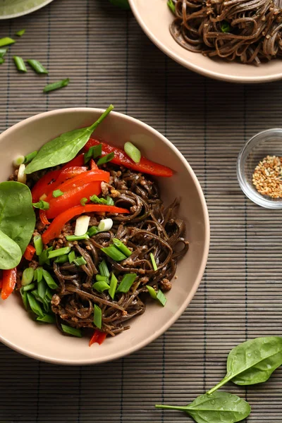 Fideos Soba Asiáticos Con Carne Pimienta Primer Plano Alimentos —  Fotos de Stock