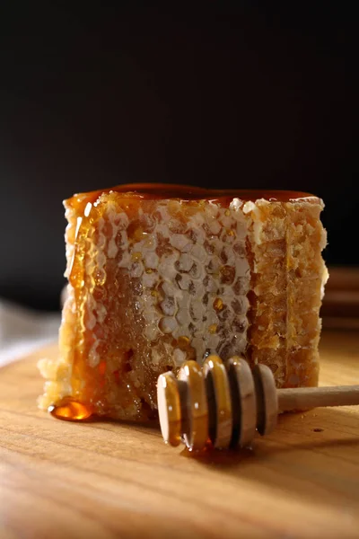 一份蜂蜜梳子 天然食物 — 图库照片