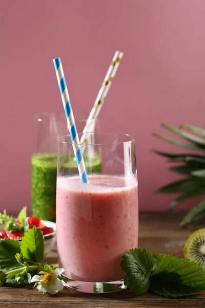 Groene Boerenkool Roze Aardbei Detox Dranken Voedsel Close — Stockfoto