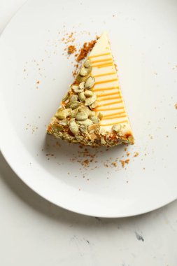 Bir parça peynir pasta yemek düz yatıyordu