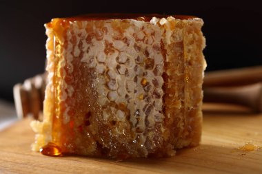 Tarak koyu arka plan üzerinde tatlım