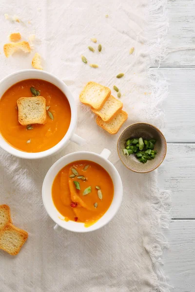 Zwei Weiße Schüsseln Mit Kürbissuppe Flach Gelegt — Stockfoto