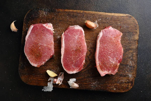 Tres Trozos Carne Tabla Cortar Comida Arriba —  Fotos de Stock