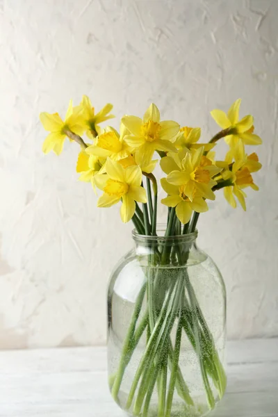 Żółty Narcyz Słoiku Zbliżenie Kwiatów — Zdjęcie stockowe
