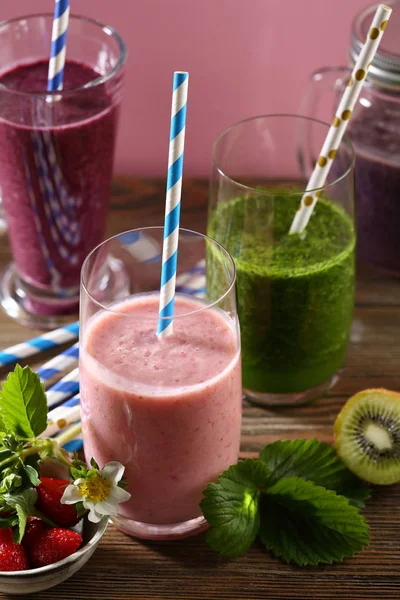 Vruchten Dranken Zomer Glazen Gezonde Levensstijl — Stockfoto