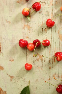 Rustik bir tabloda, gıda üstten görünüm taze kiraz