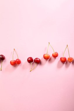 Pembe arka planda kirazlar