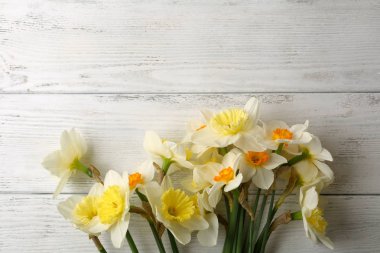 beyaz tahtalar üzerinde sarı çiçek