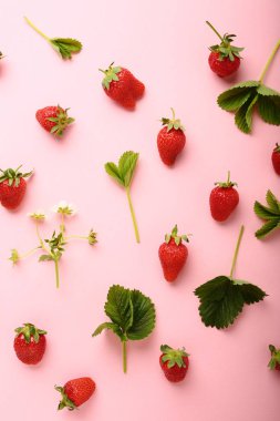 Pembe arka plan, gıda yukarıdaki üzerinde çilek deseni