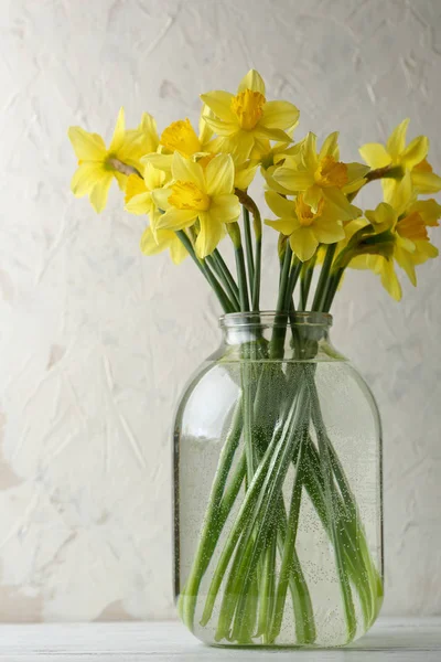 Gelbe Narzissenblüten Glas — Stockfoto