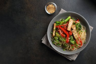 Wok sebze ile et erişte