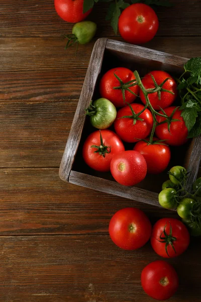 Red Green Tomatoes Wood Organic Food — Stock Photo, Image
