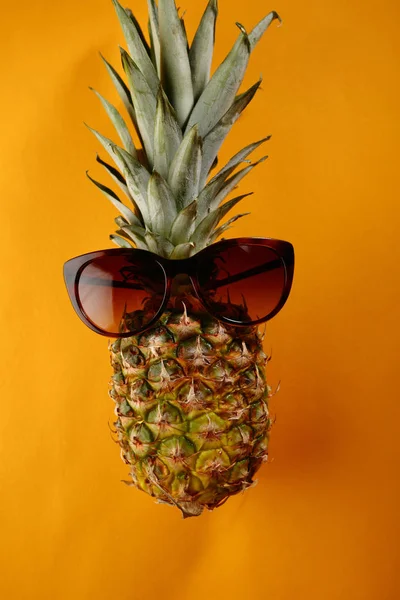 Ananas Mit Sonnenbrille Auf Gelbem Hintergrund — Stockfoto